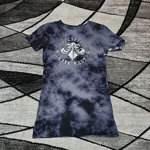 AFFLICTION LIVE FAST TIE-DYE SILVER FOIL BARBED-WIRE FLEUR-DE-LIS WINGS …